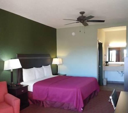 Stockdale Inn And Suites Экстерьер фото